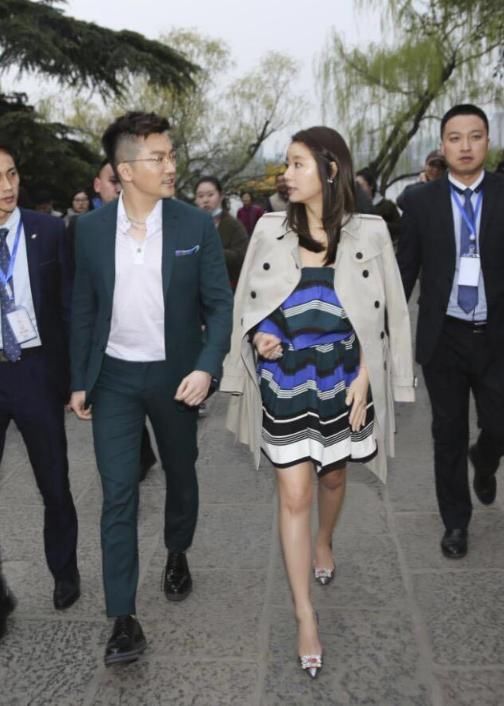 林心如和赵丽颖撞衫1.6万连衣裙,想差12岁的两人谁更胜一筹?