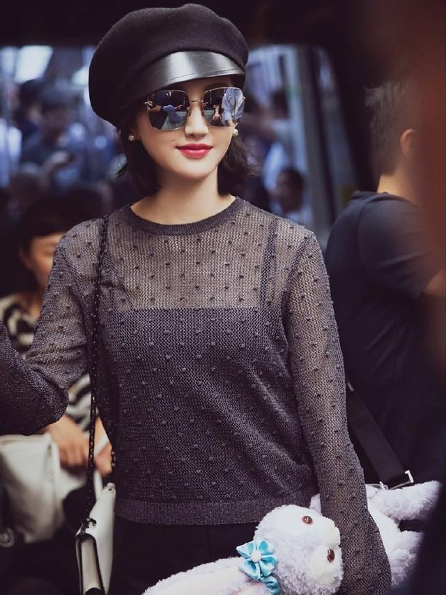 景甜越来越敢穿了，短裤外面套渔网裙，网友：小性感的民族风！