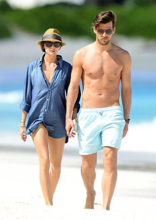 夏季沙滩边的你 就只知道穿泳衣吗