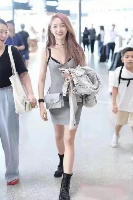 # 家当#全身家当好几万，腰间挎包够我吃一年，吴宣仪紧身裙大秀身材