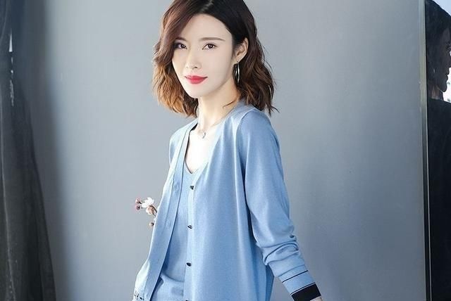  『女人』女人过了40岁更要精心打扮自己,时下流行的几款裙子,优雅轻龄