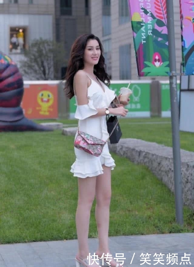 【感觉】街拍:看起来端庄时尚大气,连衣裙高雅大气,给人高挑迷人的感觉