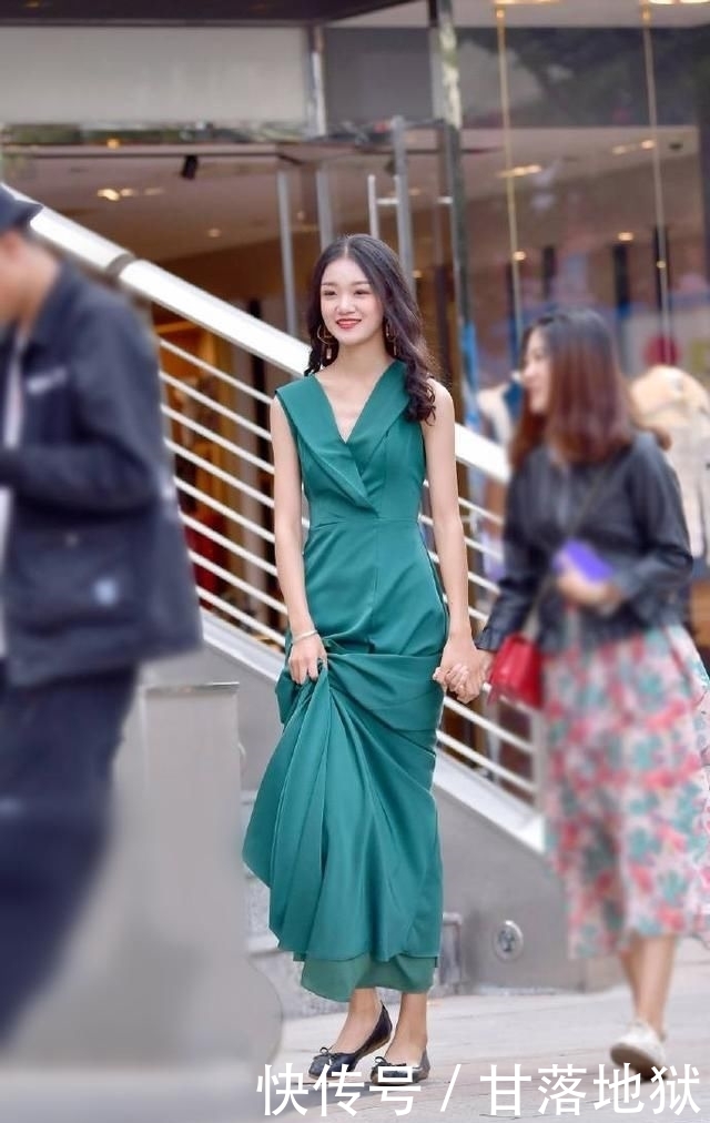 气质:高跟鞋展示了身材的美感,同时也衬托了时尚的性感