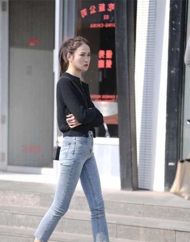 姐姐：小姐姐穿白色短裙，更加凸显苗条身材，路人街拍