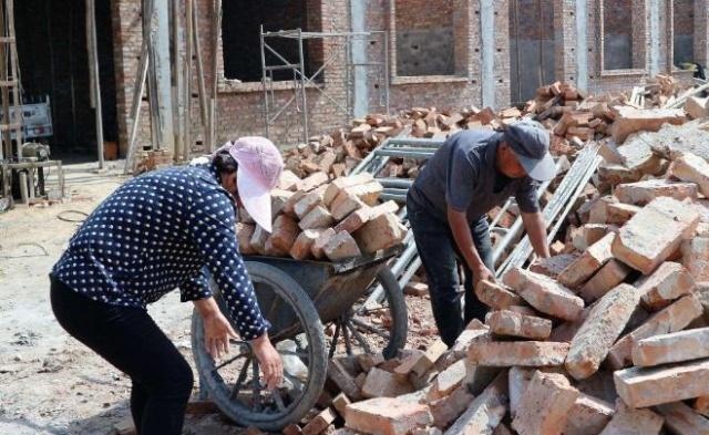 未来十年，农民工将经历“返乡潮”，有两类工人会被淘汰