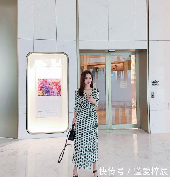 『果绿色』孙允珠果绿色印花连衣裙,显高挑身材绽放女人味