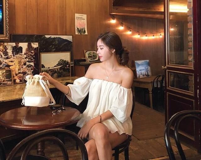 街拍：街拍 超有女人味的热裤美女