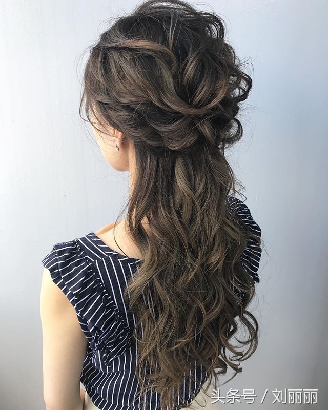 发型这样扎,美到不敢认