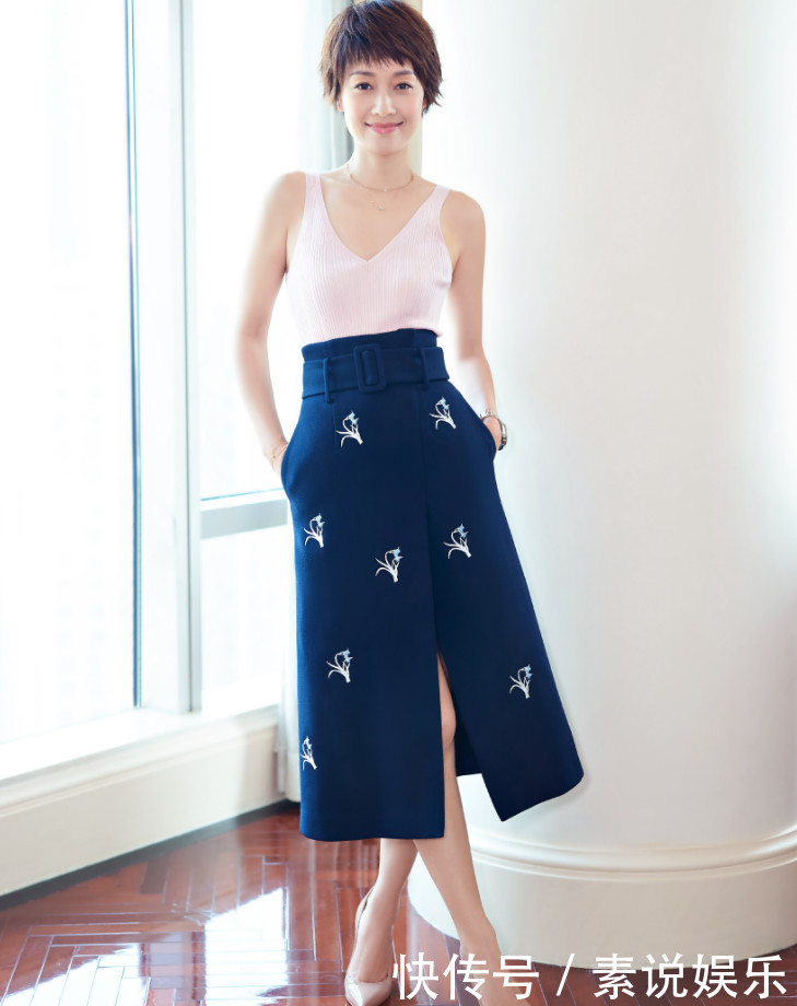 这样的马伊琍太性感啦!抹胸又V领,简直绝了,分分钟像要掉下来