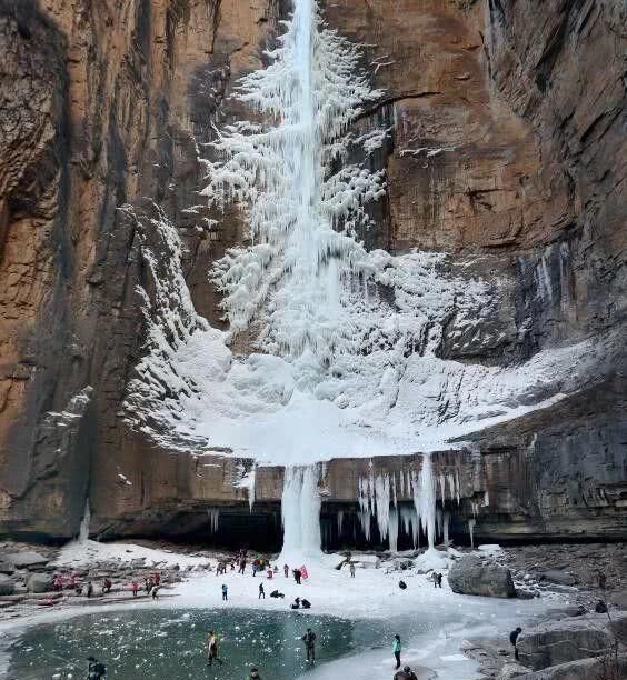 圣诞佳节！太行大峡谷竟现140米巨型“圣诞树”冰瀑