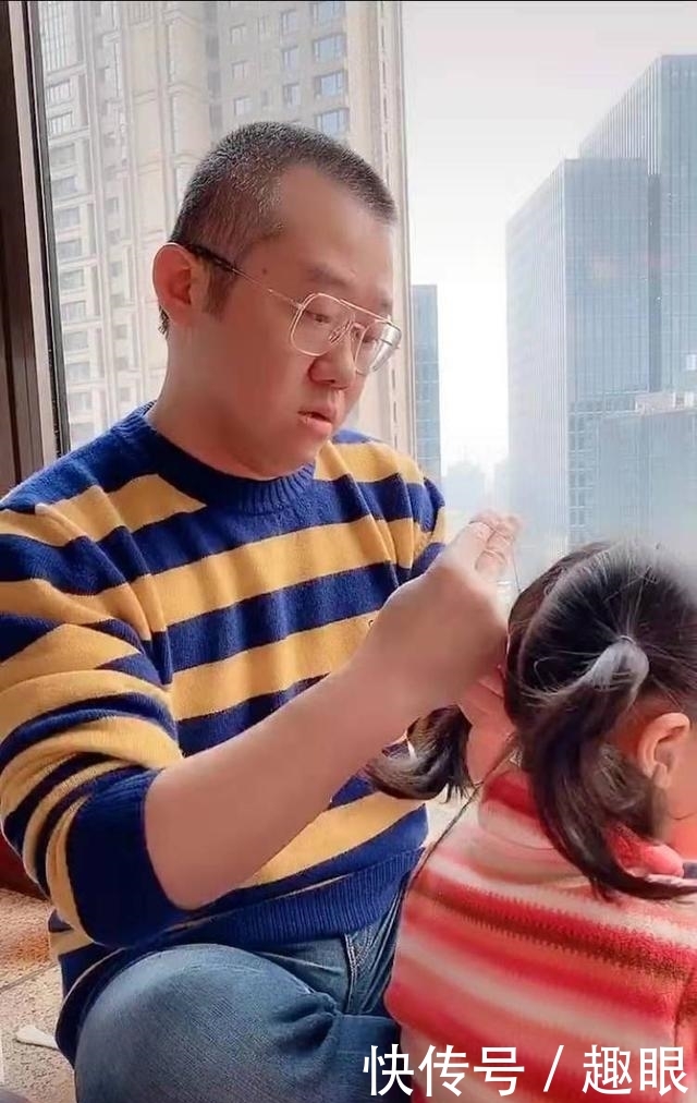  『亲自』涂磊在家憋成造型师，穿条纹毛衣亲自给女儿扎小辫，女儿软萌可爱