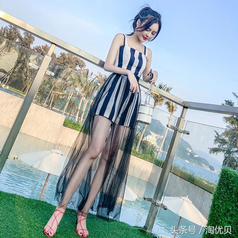 清凉一夏的度假装扮，秀出迷人的小蛮腰，玩转出性感女人味