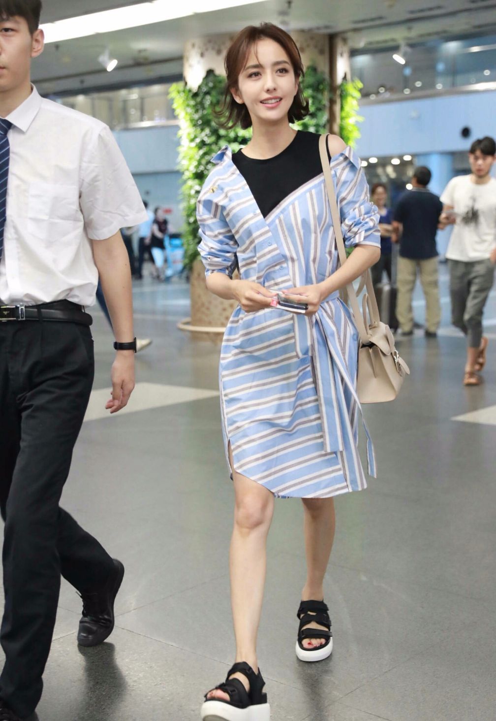 看到生过孩子佟丽娅的腿,唐嫣都得靠边站!这才是真正的漫画腿!