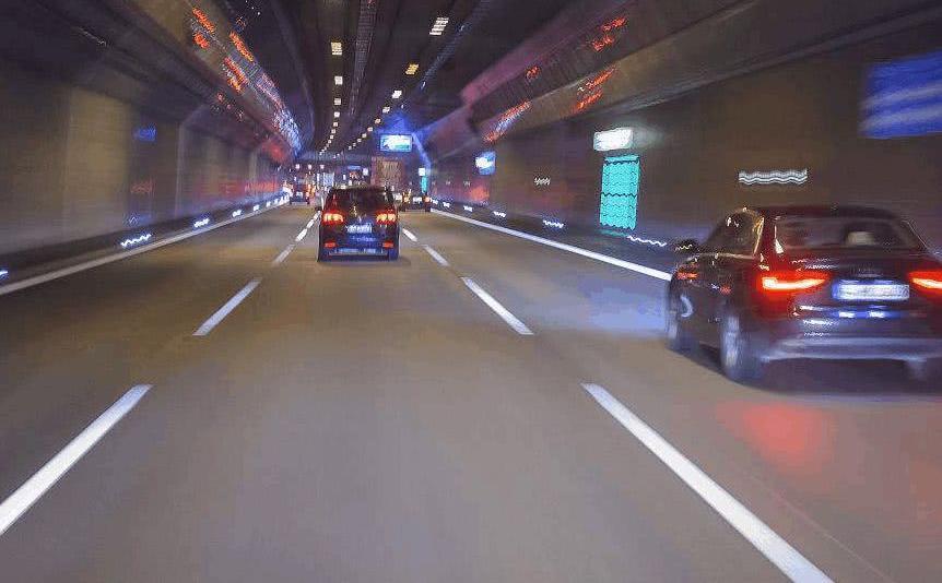 为什么大部分司机进入隧道时，都是靠左行驶？老司机一语道破原因