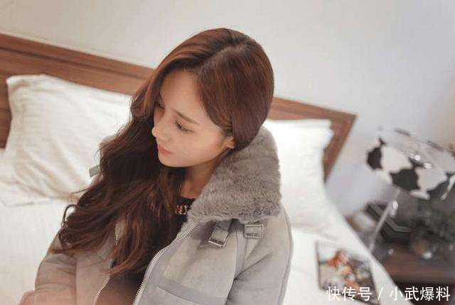 灰色修身裙黑丝袜高筒靴, 性感撩人搭配, 展现女性妙曼身姿