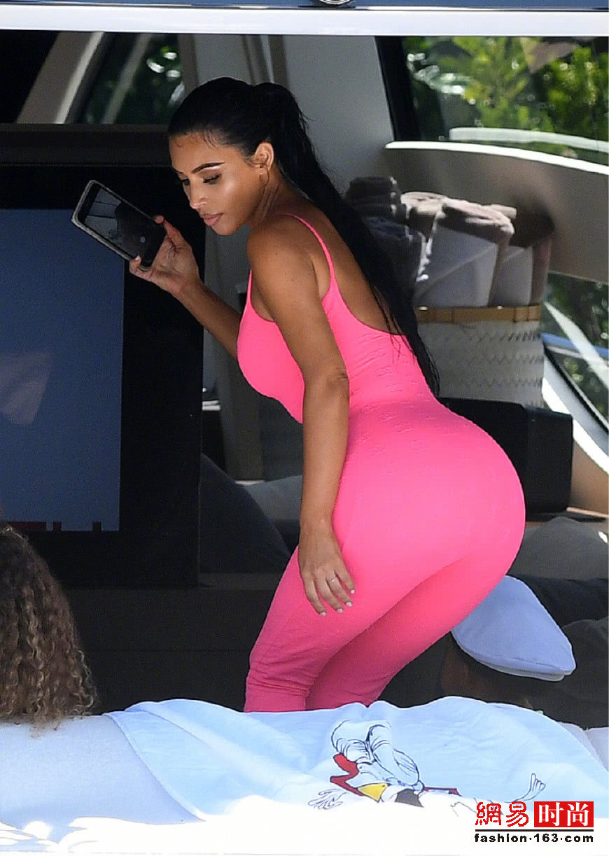 金卡戴珊最爱穿成单色“霓虹灯”秀S身材