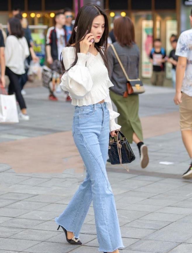 「衬托出」街拍:小美女身穿牛仔裤搭配休闲衫,显瘦显气质,衬托出苗条的好身姿