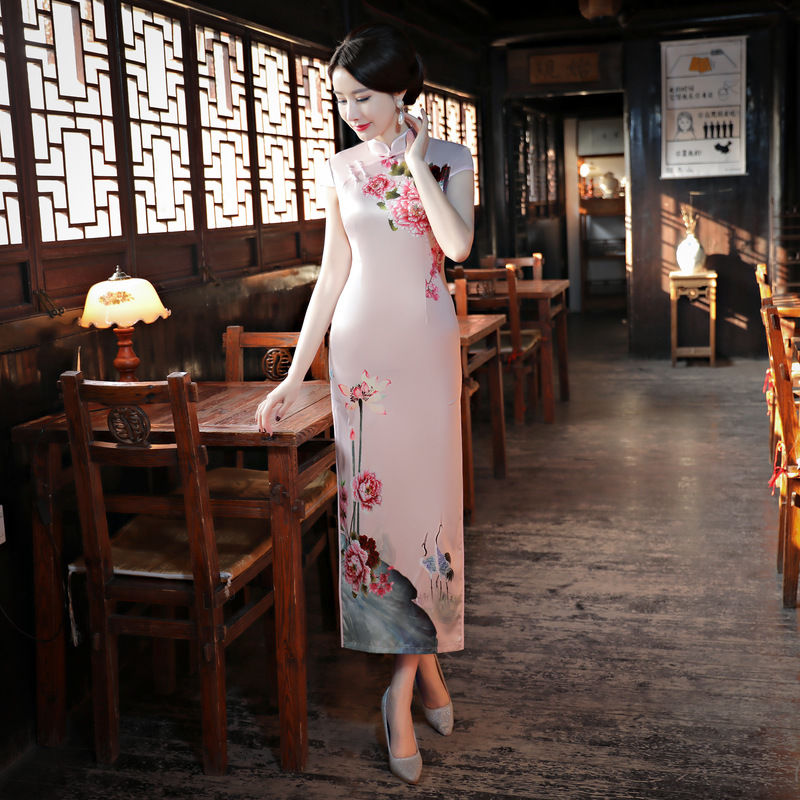 老婆穿这身旗袍去日本出差，把和服都给比下去，外国佬纷纷求合影