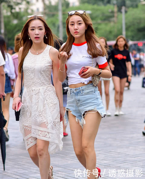 两个风格迥异的小姐姐逛街，秀出完美身材，让人垂涎三尺