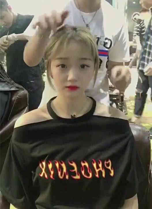 短发姑娘去理发店想接个长发，接完气质都变了，好像换了一个人