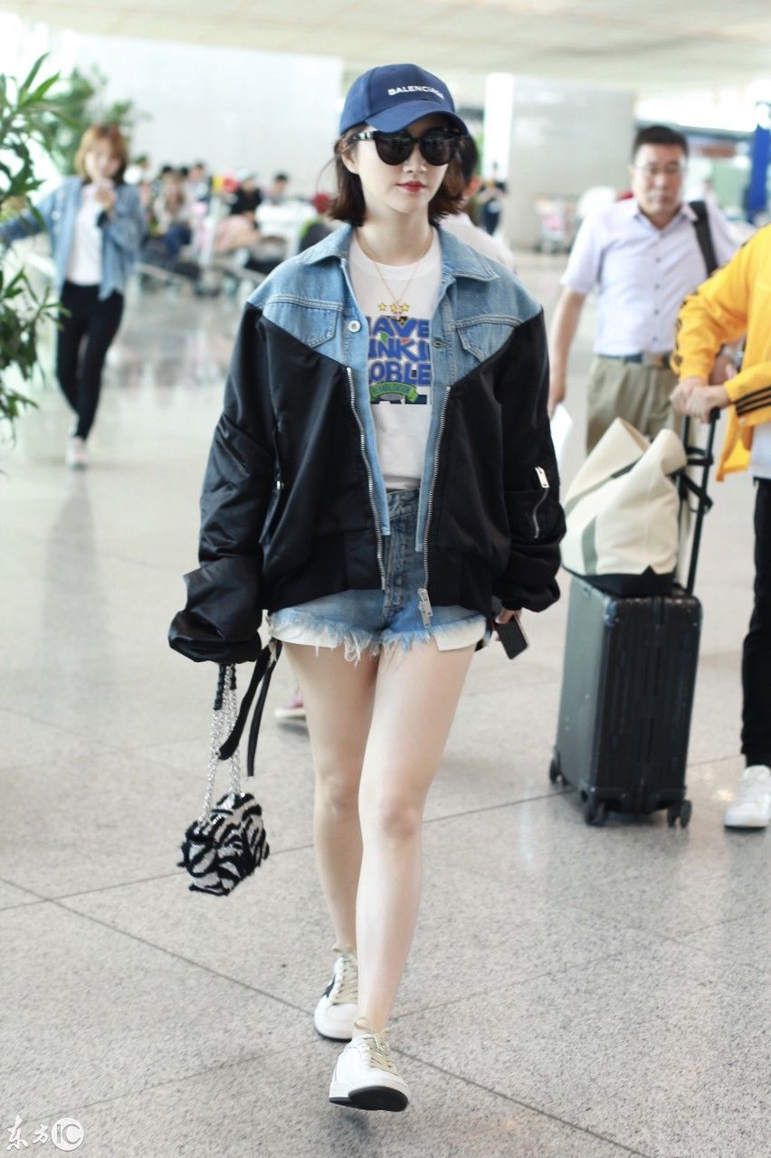 景甜现身机场，穿牛仔短裤时尚吸睛