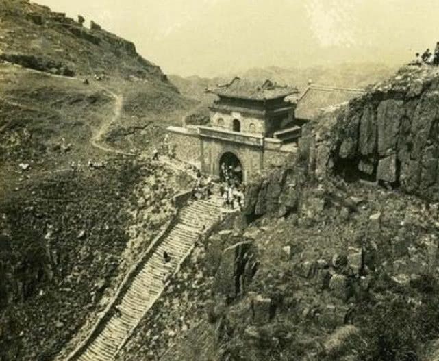 山东省泰安市老照片，1940年左右“五岳独尊”泰山