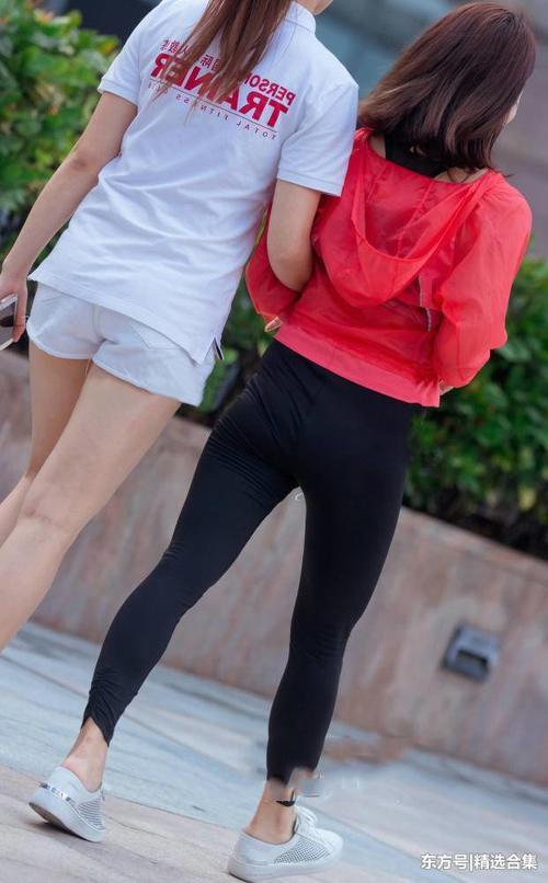 街拍：小姐姐黑色紧身裤勒出了全身的曲线，秀出了一双修长的美腿