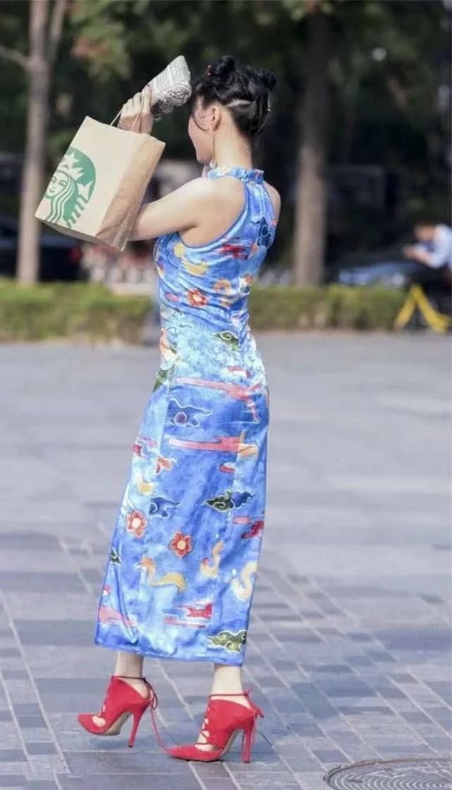 甜美小姐姐中国旗袍穿身上，洒脱肆意，行走街头，惊艳路人