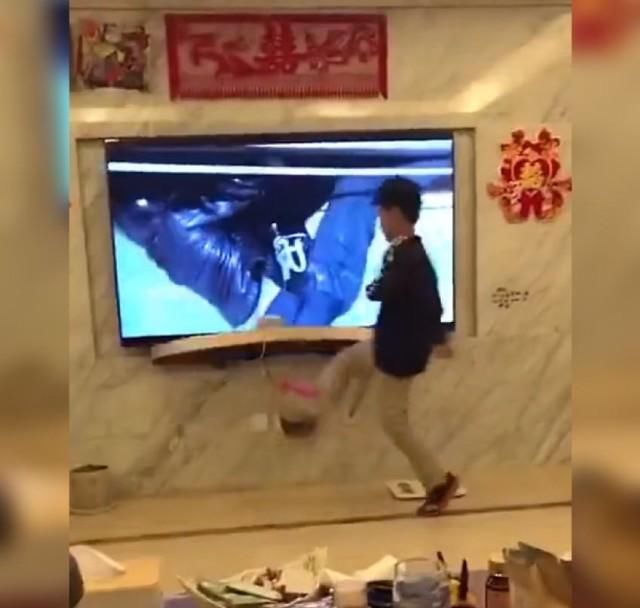  家里■小萌娃蹲在家里踢毽子因“技艺高超”爆红，网民：这怕是拆家级別的水准