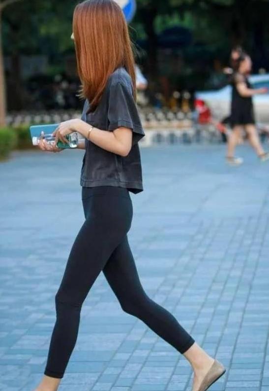 紧身裤搭配T恤小姐姐, 凸显玲珑性感的好身材, 尽显迷人身材