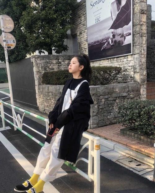  #让章若楠看#章若楠高颜值不说，还特别会穿，蓝色衬衫配黑色马甲，穿出高级感