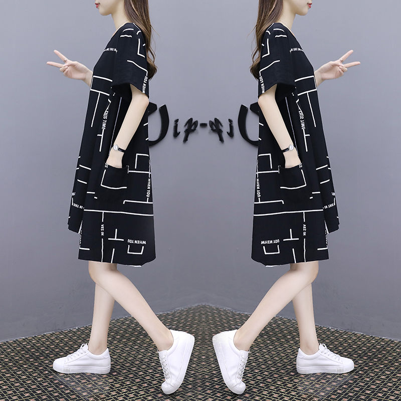 时髦女人胆子大，三伏天穿的靓丽美裙，不怕走光，走到哪都是焦点