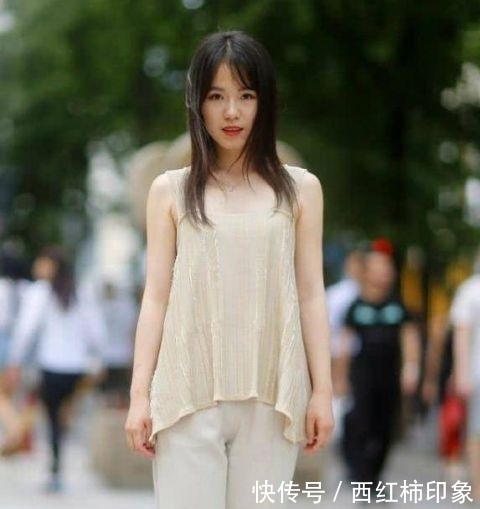  「休闲裤」街拍：亭亭玉立的小姐姐，一件米色上衣配白色休闲裤，女人味十足
