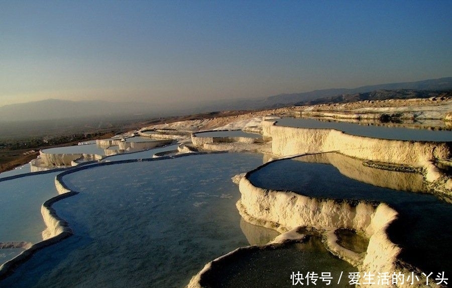 全球十大奇特的自然景观,五色河呈现五种色彩,看起来非常的梦幻
