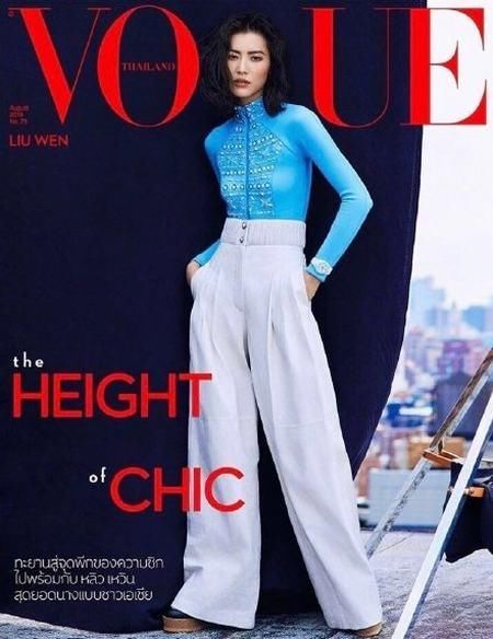  「复古」刘雯美版VOGUE封面，一身蓝色牛仔搭配，复古中分发型，简约飒气