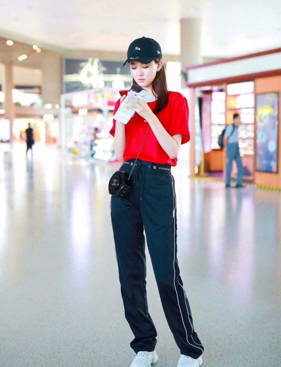 乔欣这是学奚梦瑶吗?也开始背这样的包，网友:气质你学不来的!