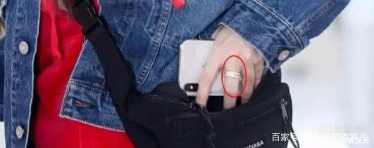 李小璐深夜会友保姆车内跷二郎腿,手机不离手