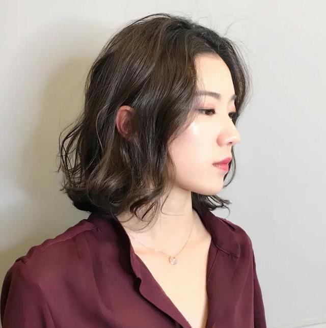  『黑长』别再留黑长直发了，2020年最火的发型是这4种，减龄瘦脸不挑人！