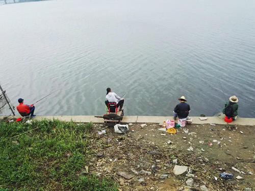  随后：河边钓鱼，捡到装满现金的钱包，好心归还，对方这样“报答”