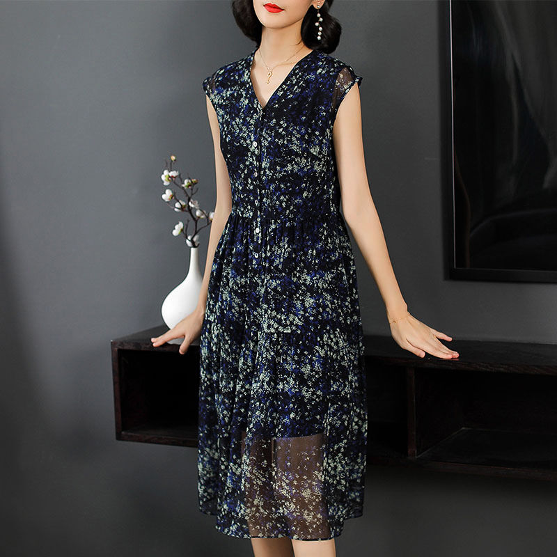 瞧瞧下面这个女人，好身材尽显无遗，妩媚又性感~