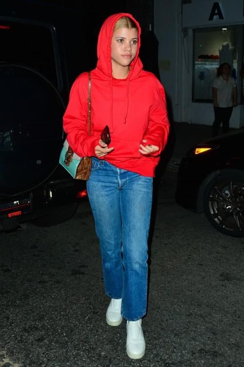 卫衣怎样搭配鞋子