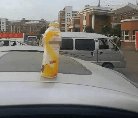 女大学生看见车顶有一瓶饮料, 拿起来就上了车