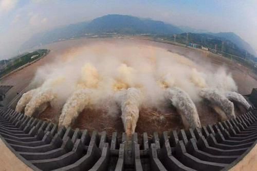 外国最壮观的泄洪道，每秒泄洪近1500吨的水，吸引大量游客观赏