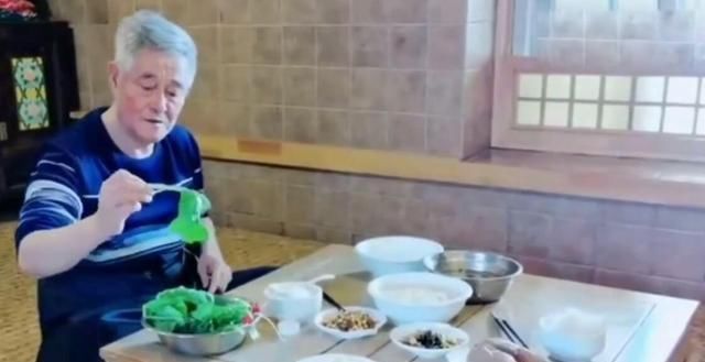 宋小宝到赵本山家吃饭师父给他全身消毒炕真漂亮坐上吃饭真舒服
