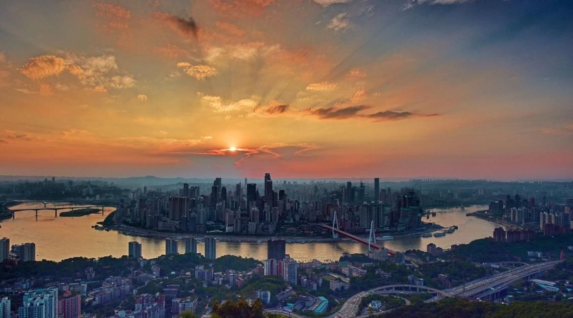 是什么原因使得重庆成为了一座网红城市？有哪些好玩的地方推荐？