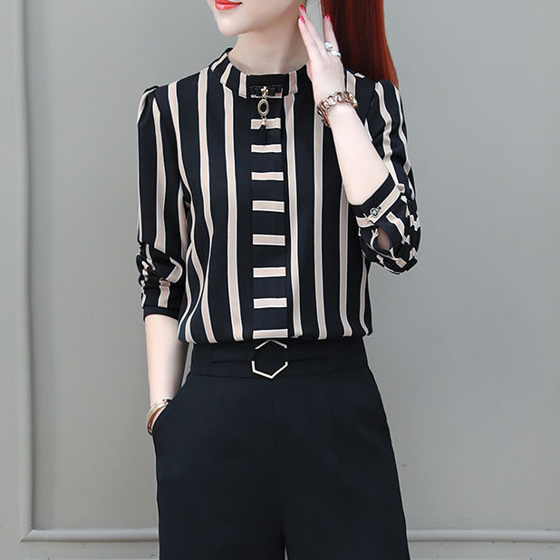 不喜欢穿裙子的女人有福了，瞧瞧8月新款套装，穿上身女人味十足