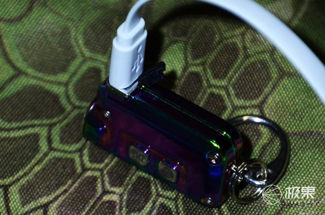 NITECORE TINI 炫彩钥匙灯上手，外表酷炫 无惧黑暗