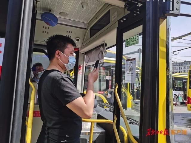  『乘客扫码』哈尔滨公交车：非“绿码”一律禁乘