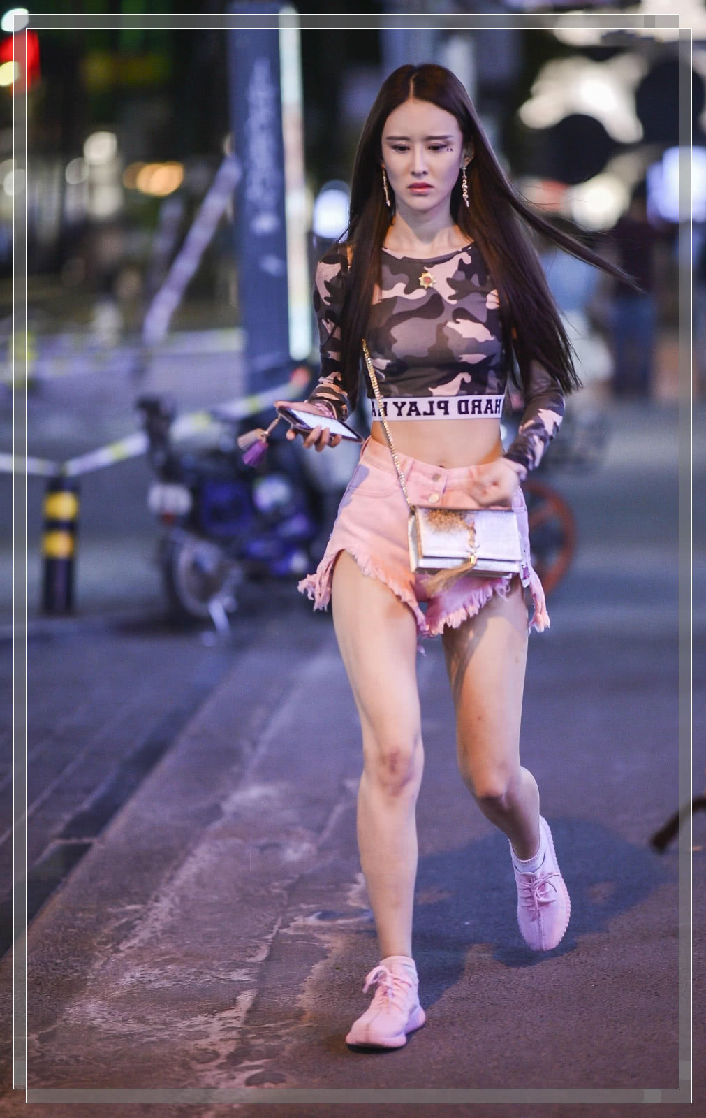 气质小姐姐迷彩衣搭配粉色短裤，新潮运动型美女长发飘飘身材火辣