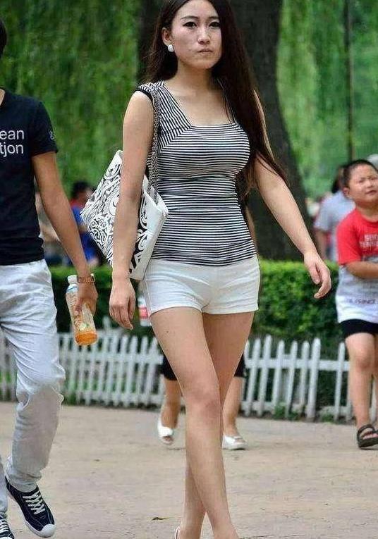 惊艳老公取悦自己，紧身裤穿出完美身材 ，十分的精致典雅